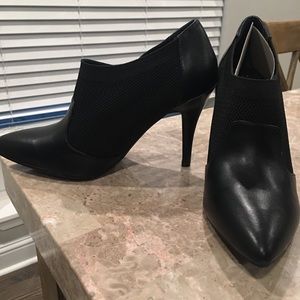 Simply Vera Vera Wang black booties